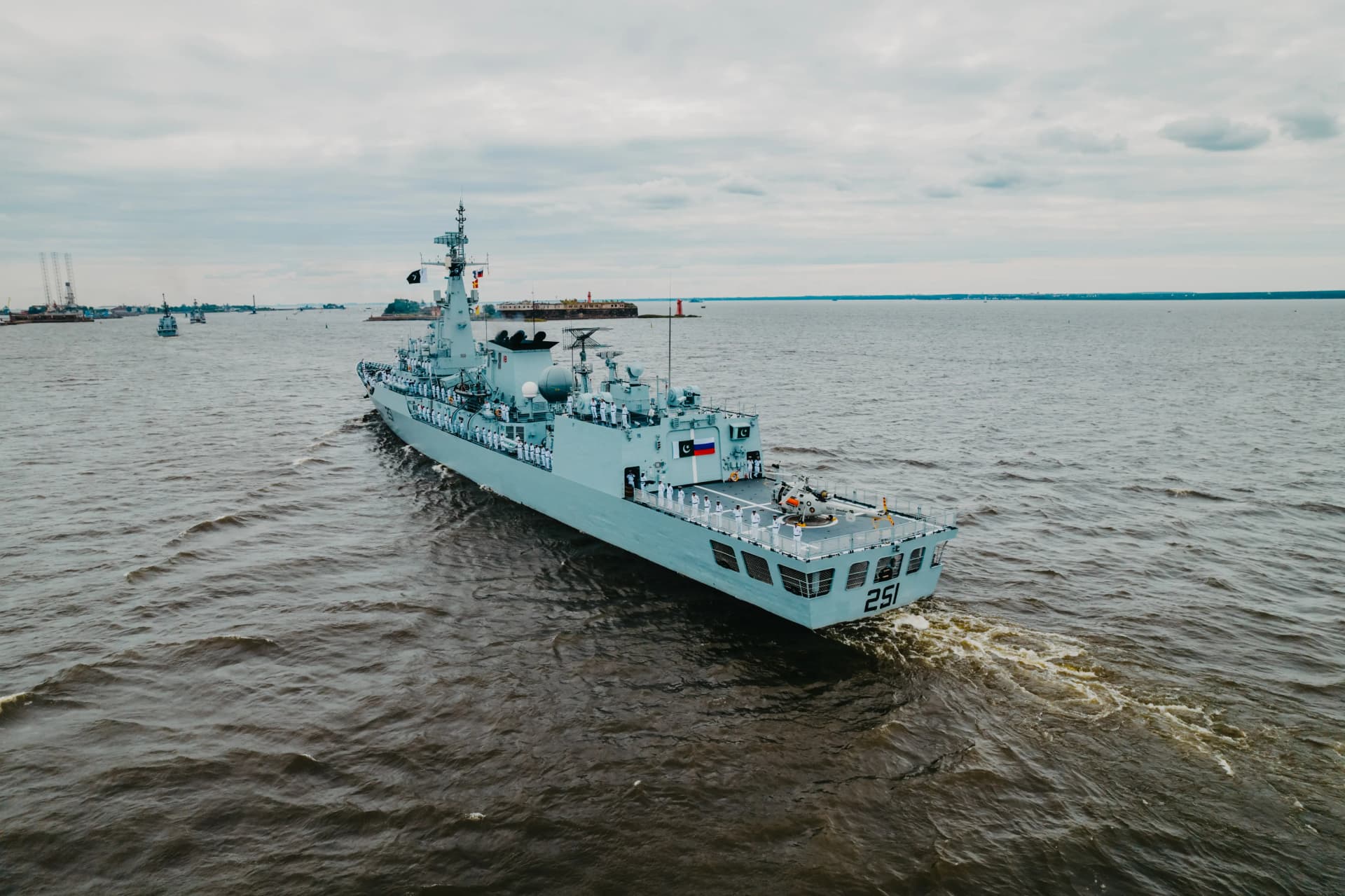 Военный корабль на Кронштадтском рейде