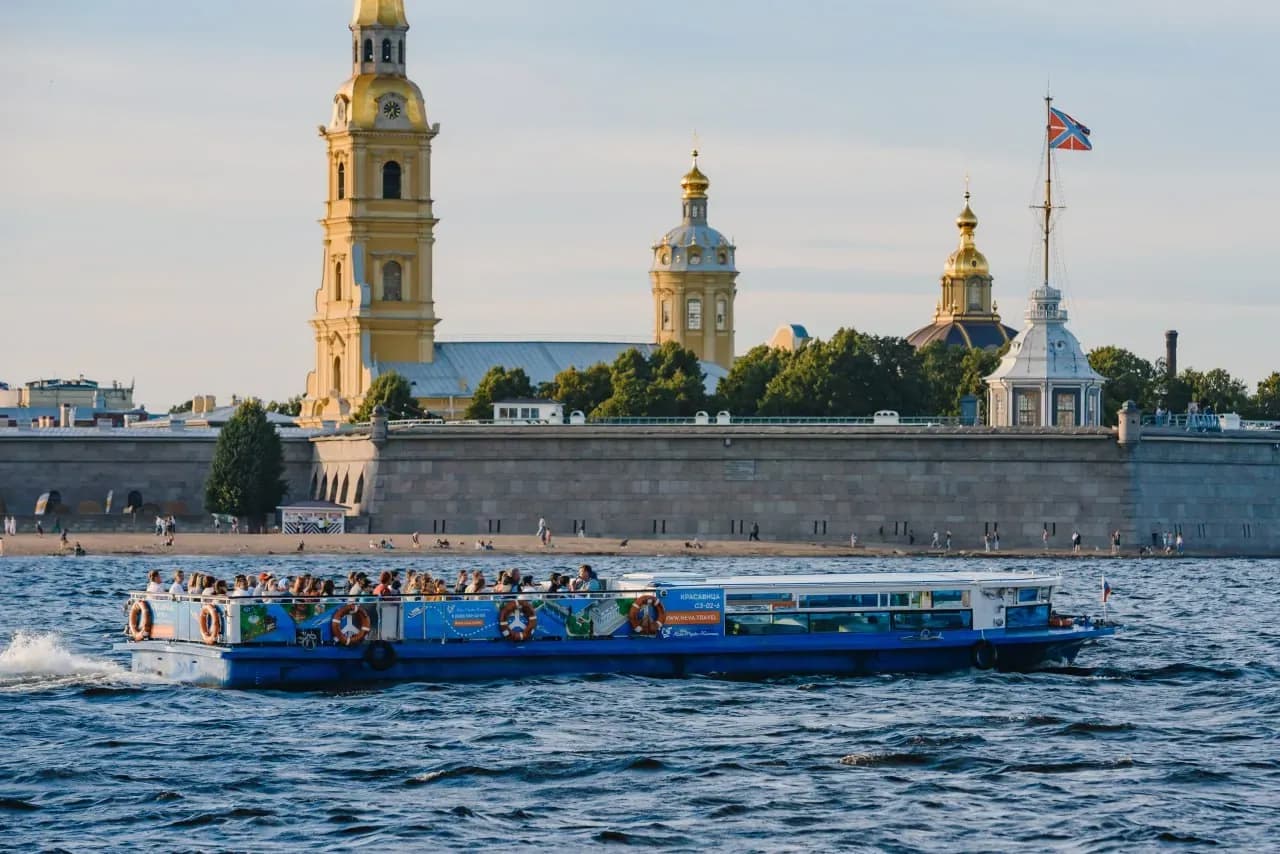 Прогулочный теплоход на Неве у Петропавловской крепости