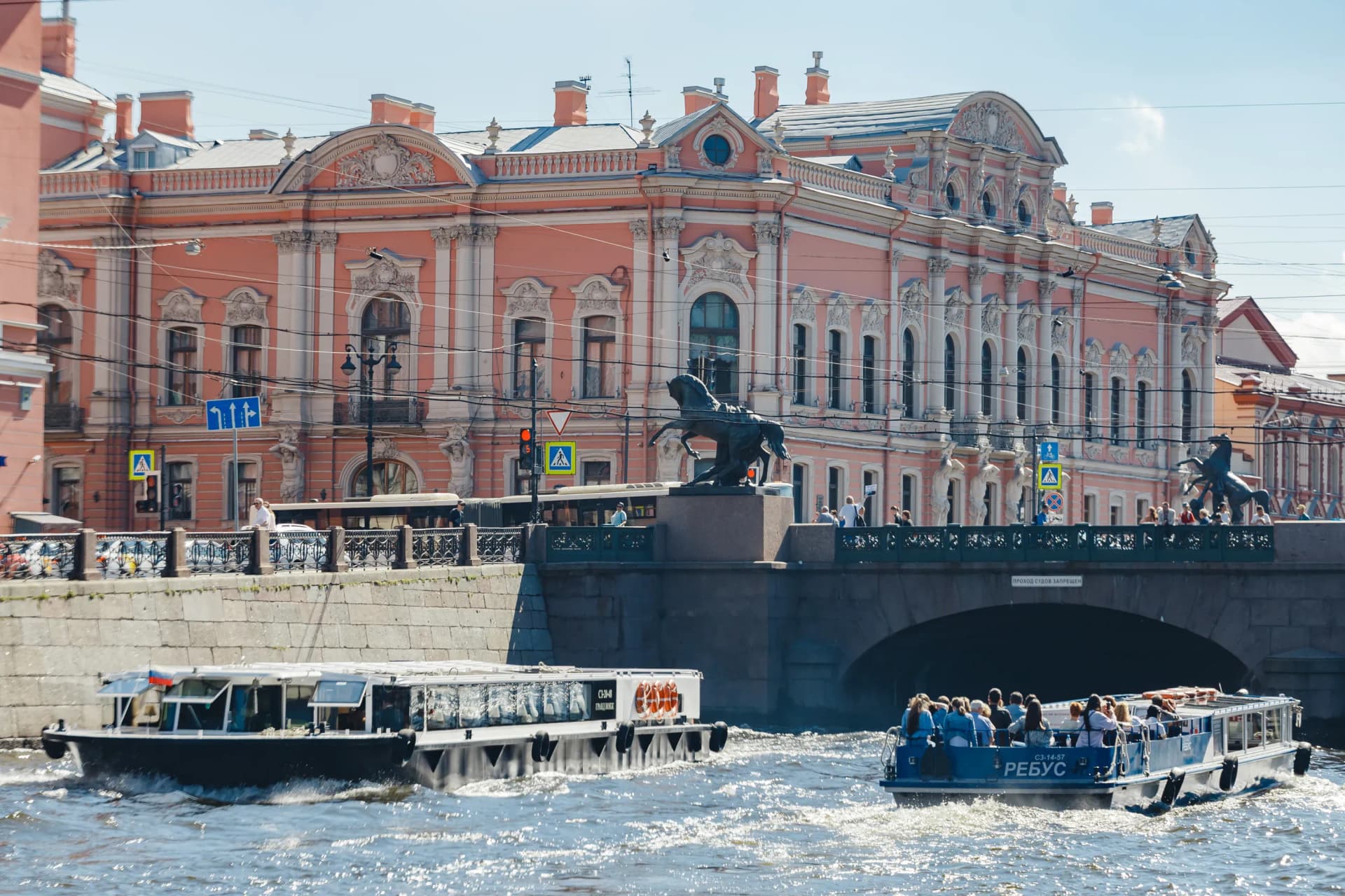 Прогулочные катера у Аничкова моста на Фонтанке